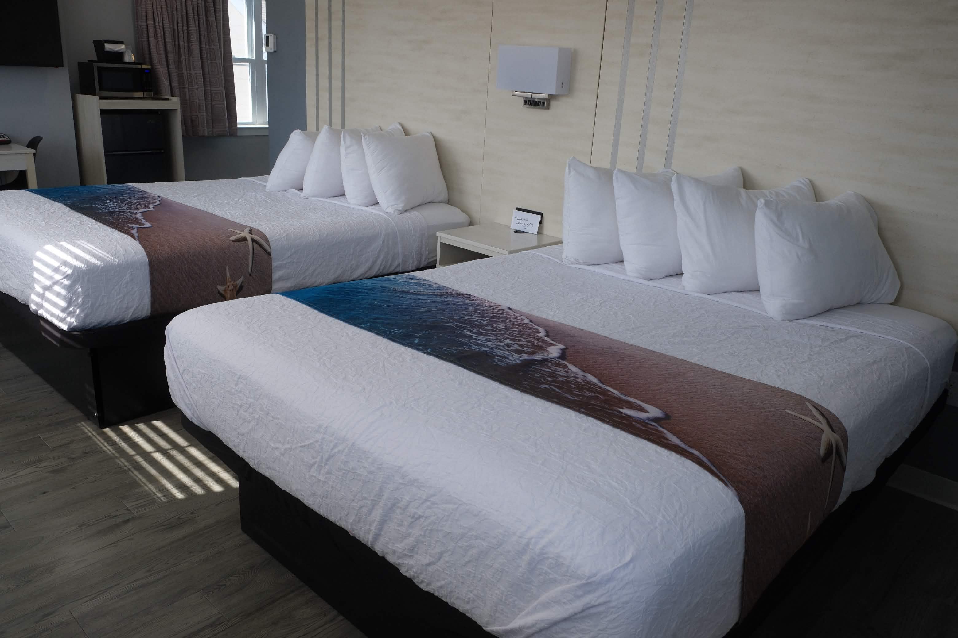 Double queens with ocean wave bedding detail